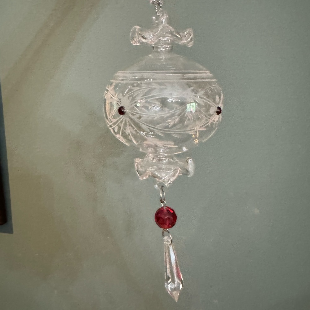 Pair of Artisan art etched glass Christmas ornaments - red and blue - Picture 2 of 6